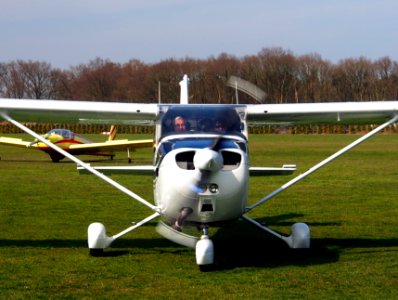 PH-CBN, Reims F172N Skyhawk taxiing at Hilversum Airport (ICAO EHHV), photo5