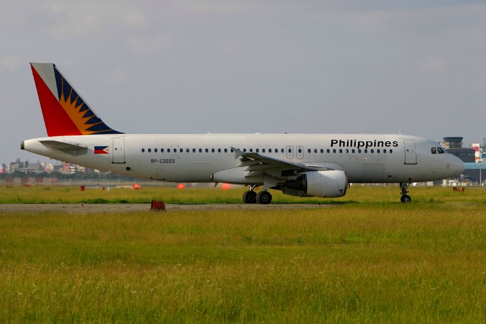 PhilippineAirlines A320 fukuoka 20041011154322