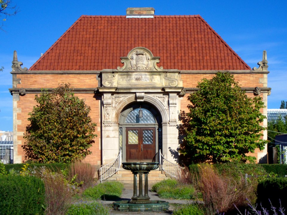 Phipps Hall of Botany, 2015-10-10, 01