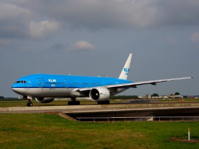 PH-BQF KLM Royal Dutch Airlines Boeing 777-206(ER) taxiing 14july2013 pic4