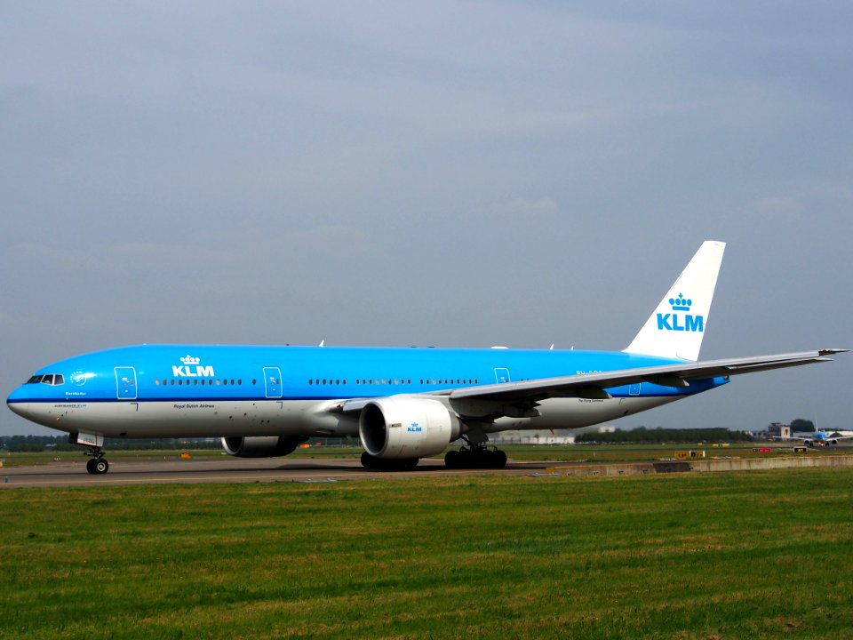 PH-BQB KLM Royal Dutch Airlines Boeing 777-206(ER) taxiing 13july 2013 pic5