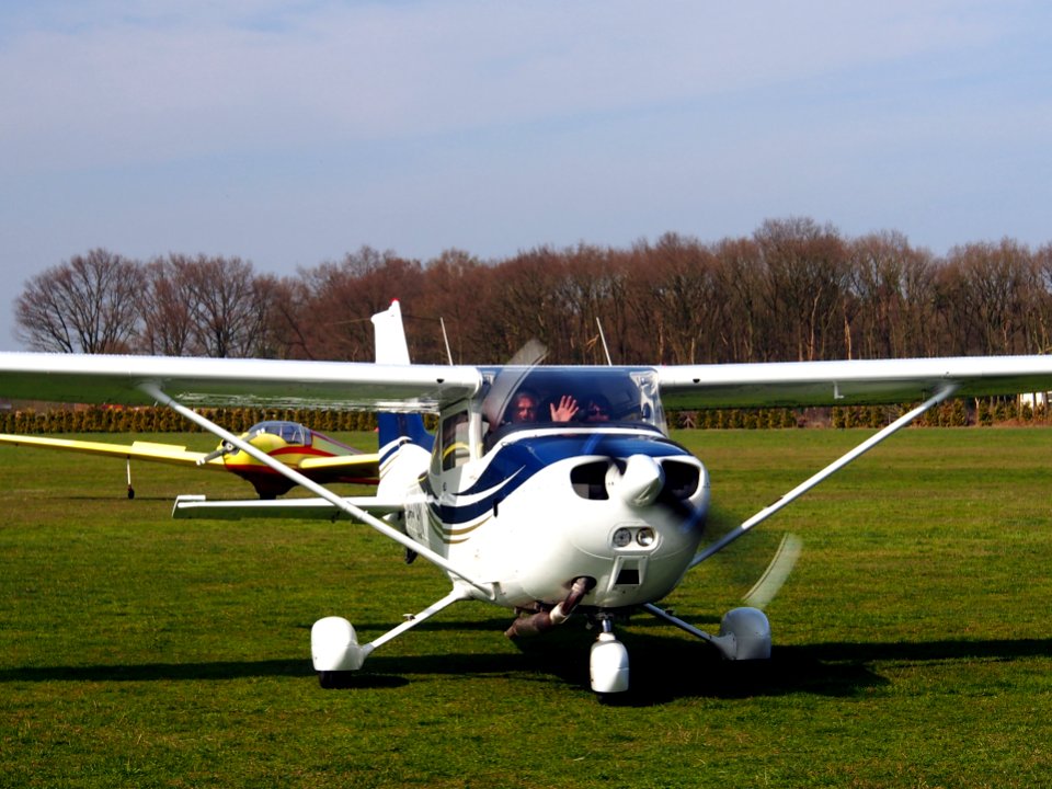 PH-CBN, Reims F172N Skyhawk taxiing at Hilversum Airport (ICAO EHHV), photo4