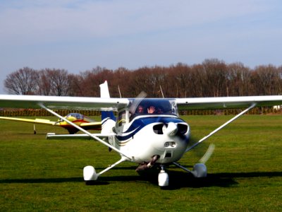 PH-CBN, Reims F172N Skyhawk taxiing at Hilversum Airport (ICAO EHHV), photo4