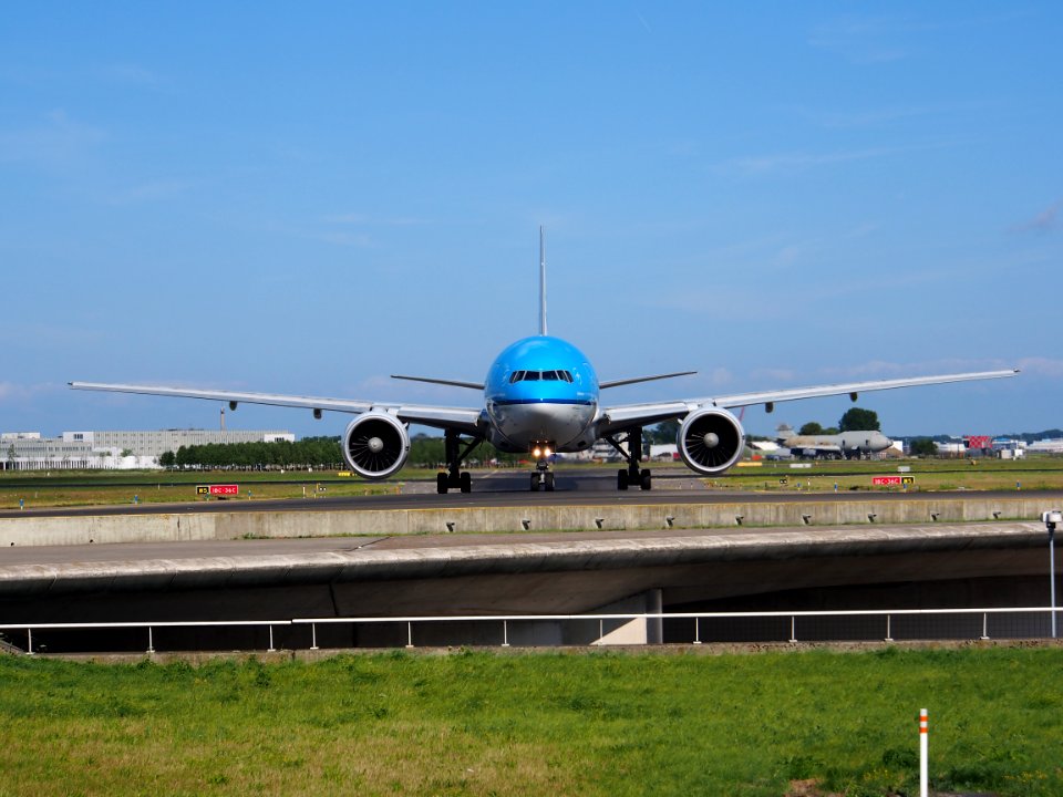 PH-BQE KLM Royal Dutch Airlines Boeing 777-206(ER) - cn 28691 taxiing 19july2013 pic-001