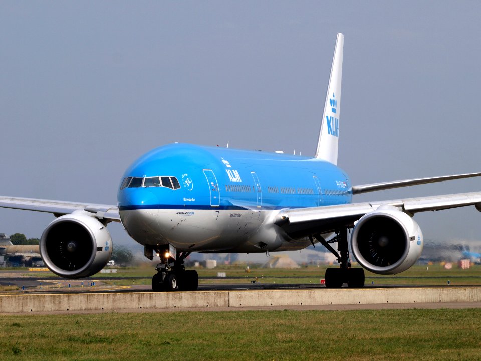 PH-BQB KLM Royal Dutch Airlines Boeing 777-206(ER) taxiing 13july 2013 pic2