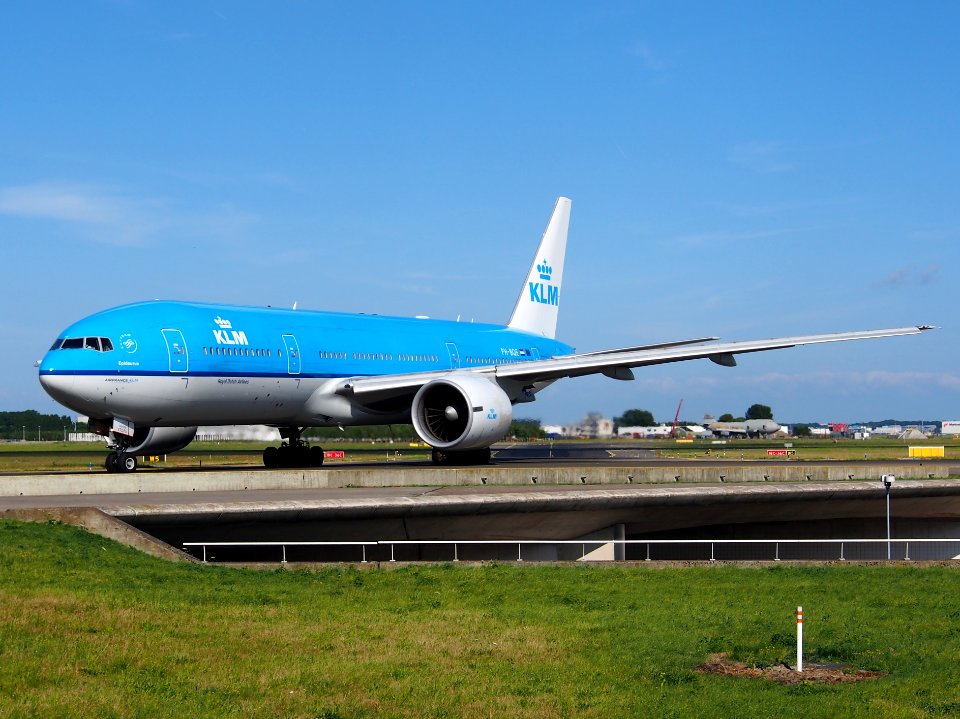 PH-BQE KLM Royal Dutch Airlines Boeing 777-206(ER) - cn 28691 taxiing 19july2013 pic-003