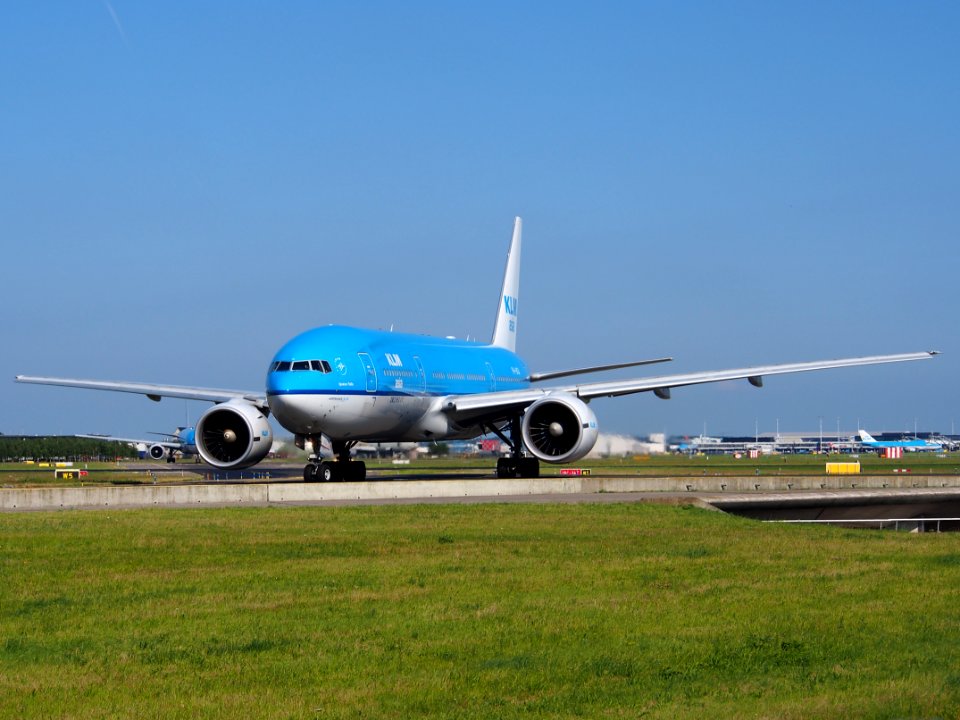 PH-BQI KLM Royal Dutch Airlines Boeing 777-206(ER) - cn 33714 taxiing 18july20113 pic-002