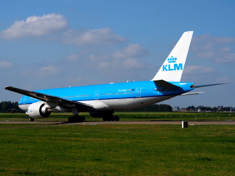 PH-BQC KLM Royal Dutch Airlines Boeing 777-206(ER) - cn 29397 taxiing 18july2013 pic6