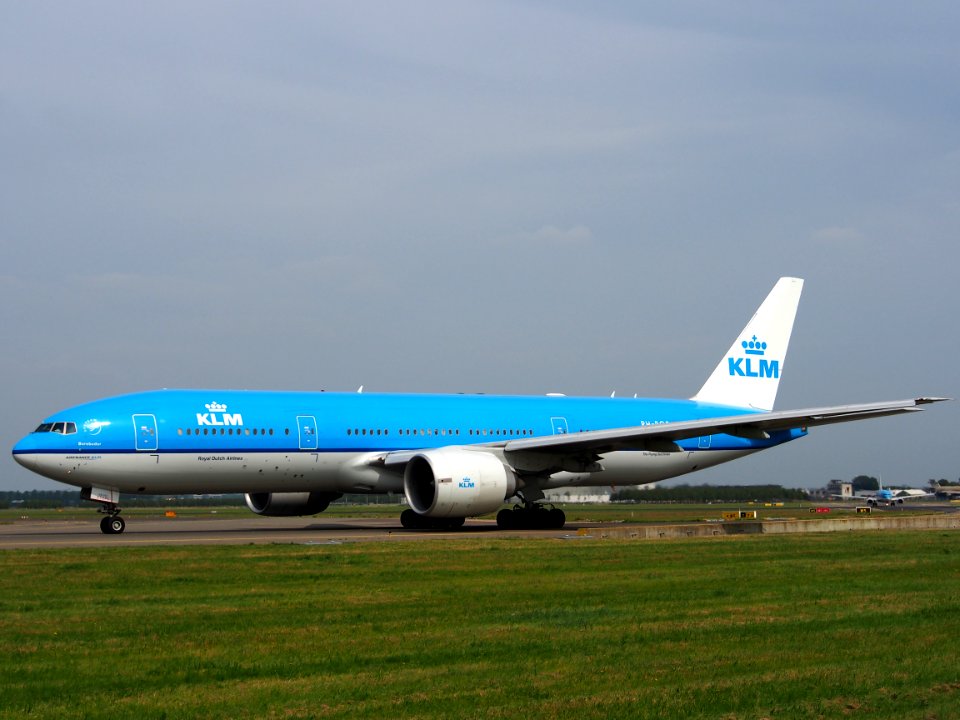 PH-BQB KLM Royal Dutch Airlines Boeing 777-206(ER) taxiing 13july 2013 pic4