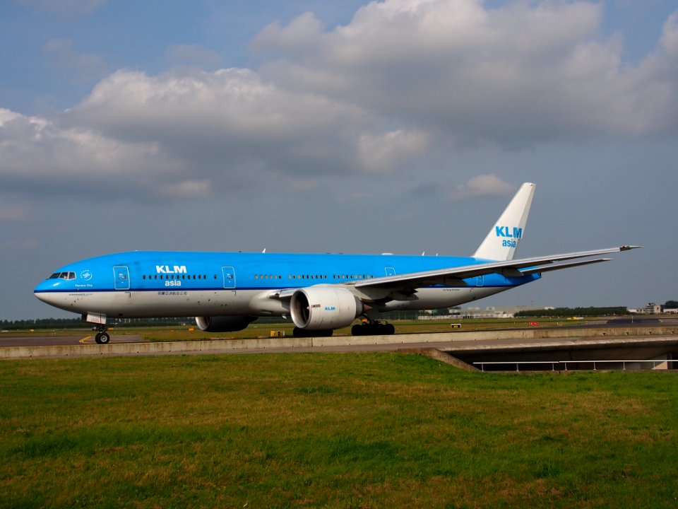 PH-BQF KLM Royal Dutch Airlines Boeing 777-206(ER) taxiing 14july2013 pic5