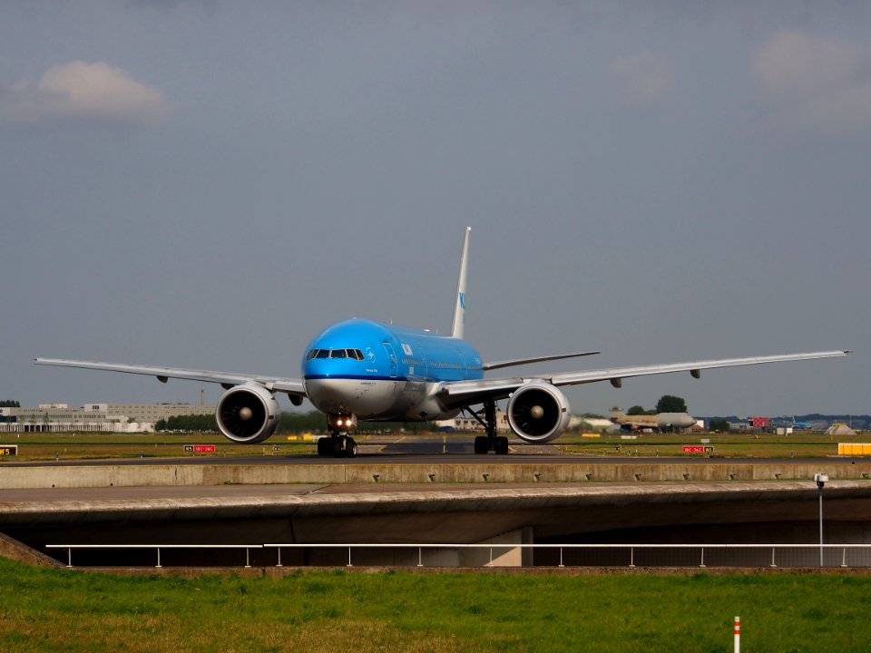 PH-BQF KLM Royal Dutch Airlines Boeing 777-206(ER) taxiing 14july2013 pic2