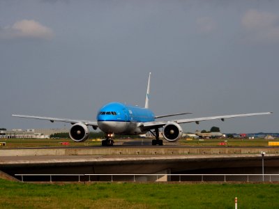 PH-BQF KLM Royal Dutch Airlines Boeing 777-206(ER) taxiing 14july2013 pic2