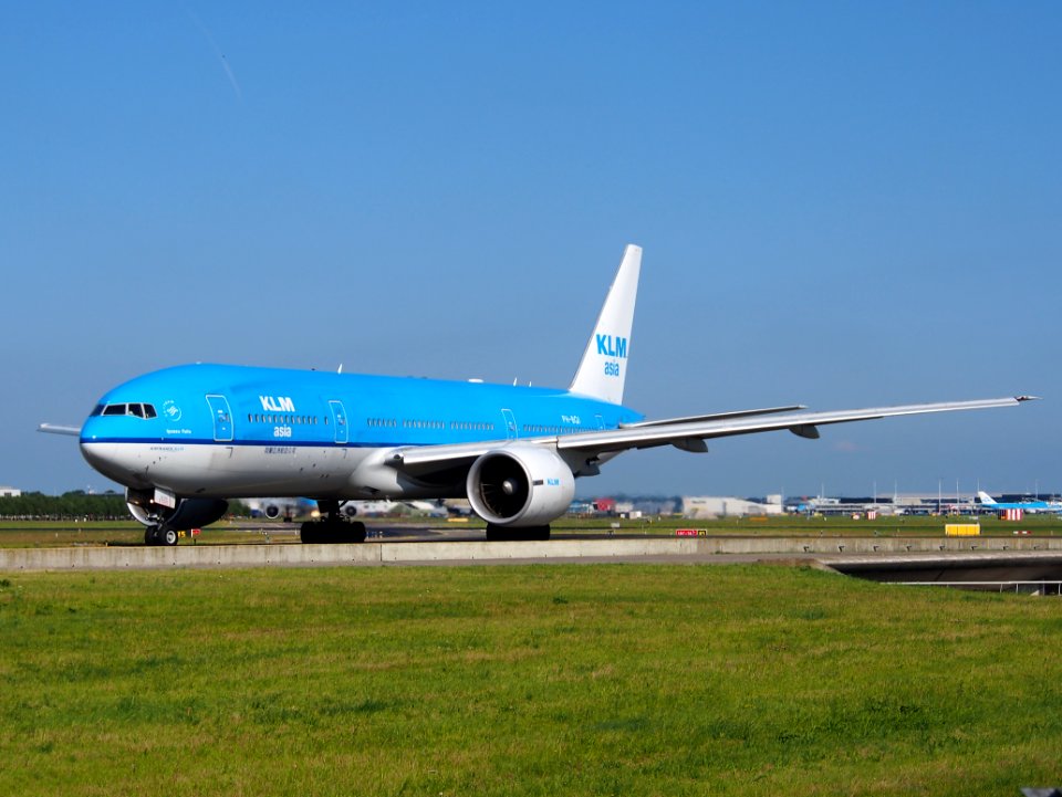 PH-BQI KLM Royal Dutch Airlines Boeing 777-206(ER) - cn 33714 taxiing 18july20113 pic-003