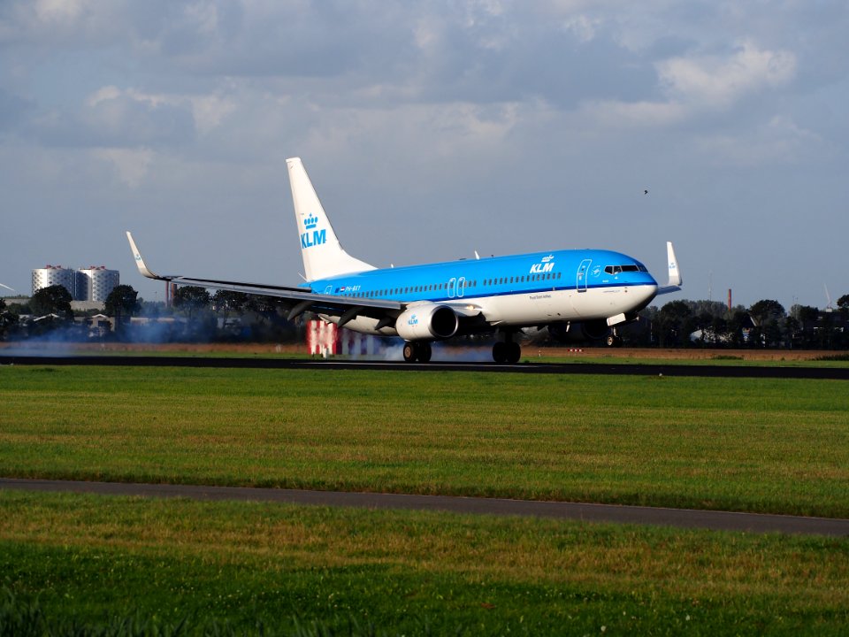 PH-BXY KLM Royal Dutch Airlines Boeing 737-8K2(WL) - cn 30372, 11Aug2014, landing with heavy cross winds (hence the bounce) at Schiphol (AMS - EHAM), The Netherlands, pic2