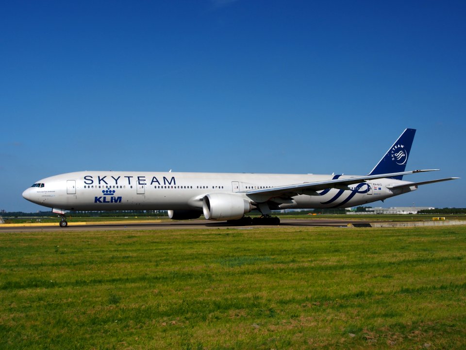 PH-BVD KLM Royal Dutch Airlines Boeing 777-306(ER) - cn 35979 taxiing 18july2013 pic-006