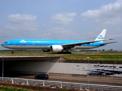 PH-BVA KLM Royal Dutch Airlines Boeing 777-306(ER) taxiing 14july2013 pic2