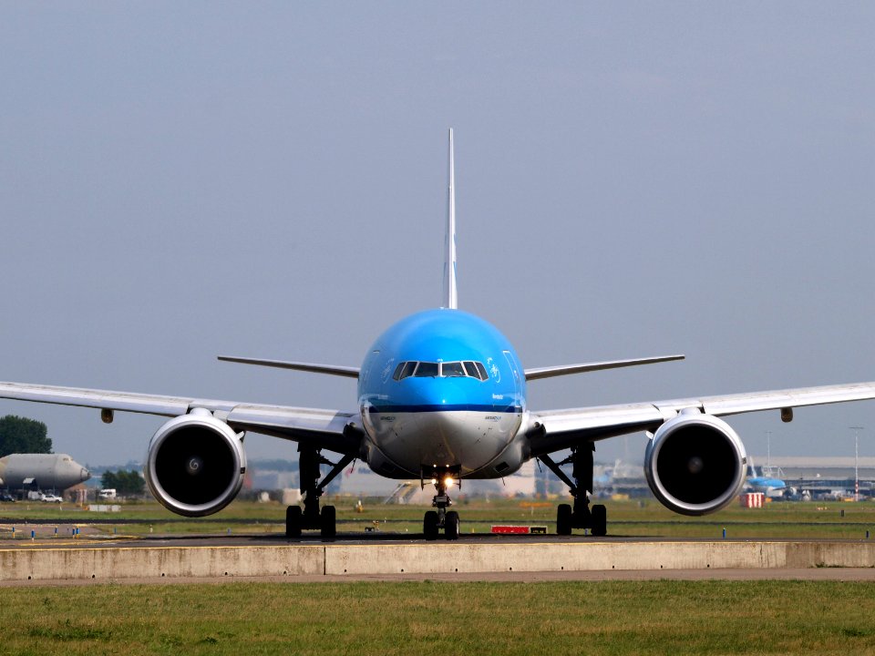 PH-BQB KLM Royal Dutch Airlines Boeing 777-206(ER) taxiing 13july 2013 pic1