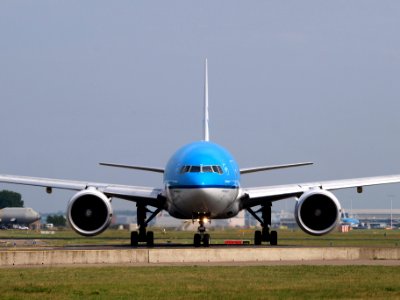 PH-BQB KLM Royal Dutch Airlines Boeing 777-206(ER) taxiing 13july 2013 pic1