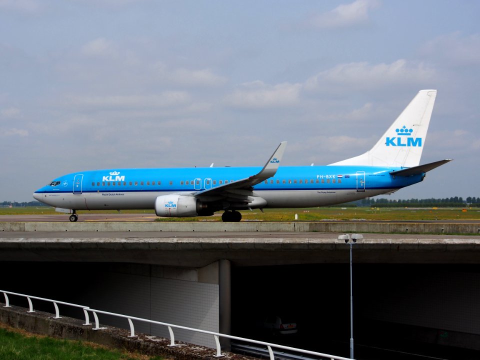 PH-BXK KLM Royal Dutch Airlines Boeing 737-8K2(WL) taxiing 14july2013 pic2