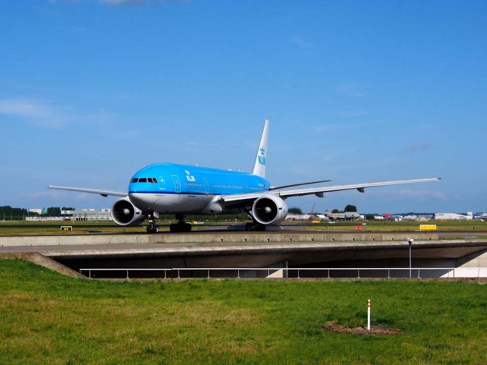 PH-BQE KLM Royal Dutch Airlines Boeing 777-206(ER) - cn 28691 taxiing 19july2013 pic-002