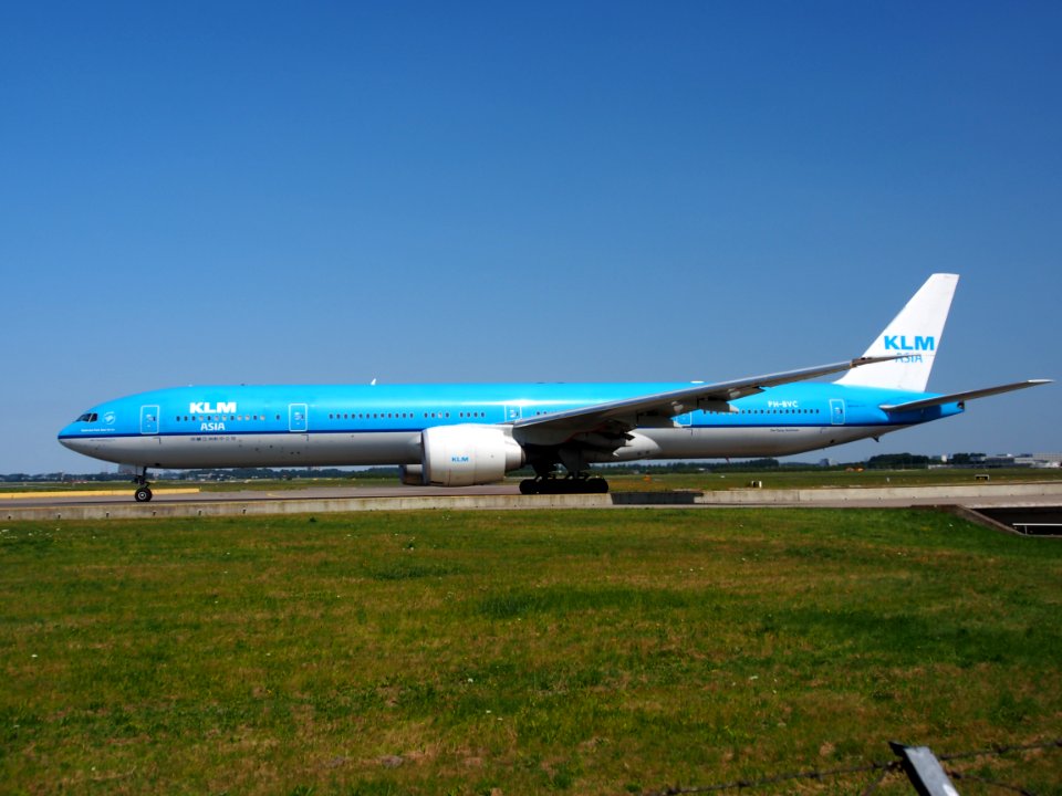 PH-BVC KLM Royal Dutch Airlines Boeing 777-306(ER) - cn 37582 taxiing 21july2013 pic-004