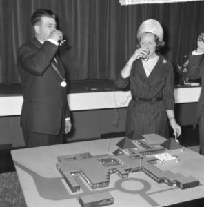Prinses Beatrix heeft de eerste steen gelegd voor het jongerenontmoetingscentrum, Bestanddeelnr 917-6779