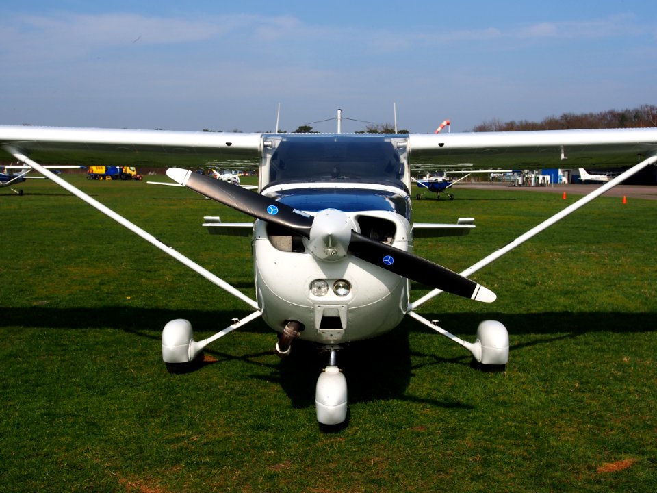 PH-CBN, Reims F172N Skyhawk taxiing at Hilversum Airport (ICAO EHHV), photo9