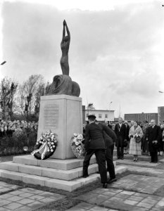 Prinses Beatrix bezoekt Delfzijl. Onthulling monument voor gevallen oud-leerling, Bestanddeelnr 908-1445