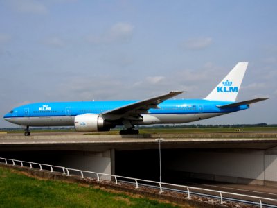 PH-BQC KLM Royal Dutch Airlines Boeing 777-206(ER) - cn 29397 taxiing 14july2013 pic3
