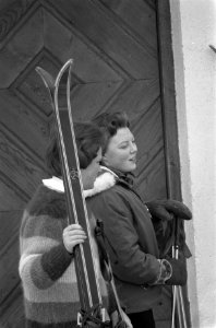Prinses Beatrix en Prinses Irene in Sankt Anton, Bestanddeelnr 911-0090