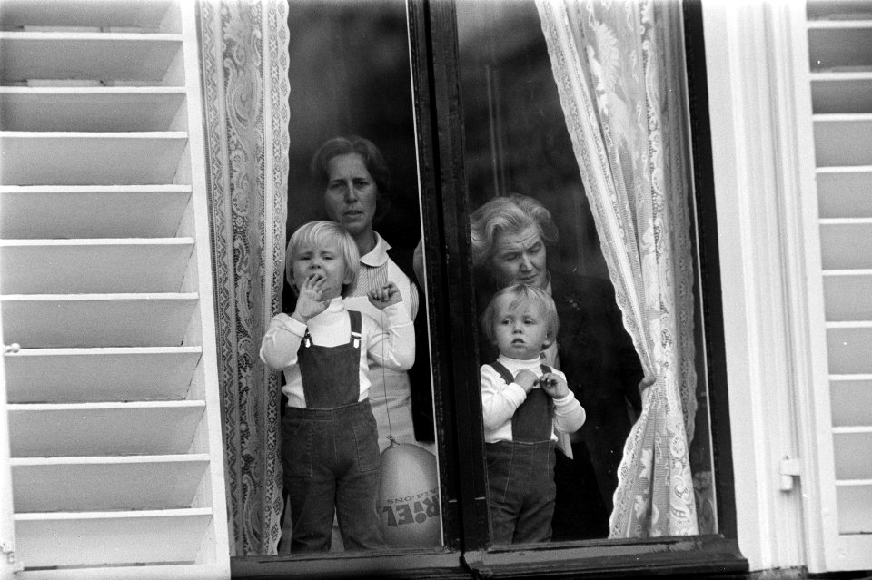 Prins Willem-Alexander (l) en prins Johan Friso (r) kijken van achter een venste, Bestanddeelnr 923-4858
