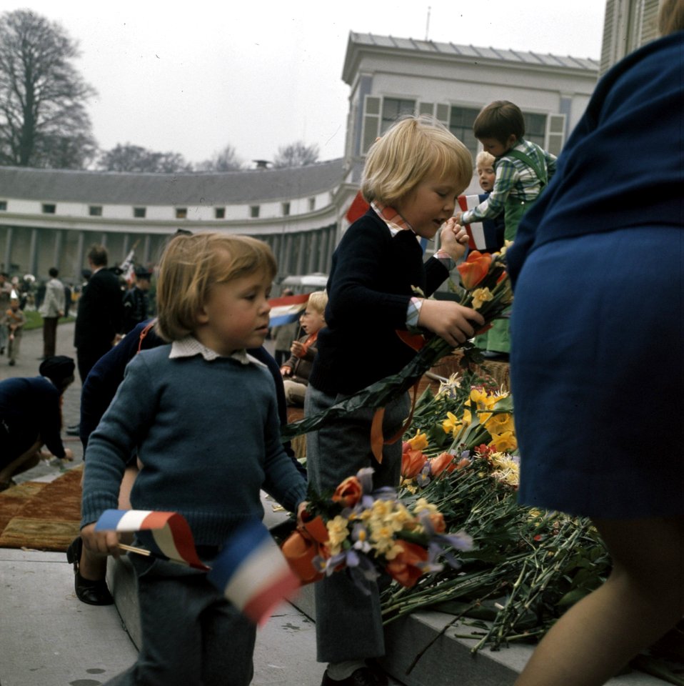 Prins Willem-Alexander en prins Friso op de trappen van paleis Soestdijk bij het, Bestanddeelnr 254-9254