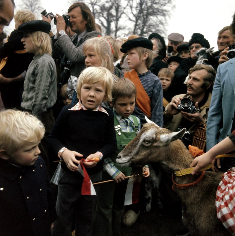 Prins Willem-Alexander bij een geit tijdens het defilé bij Paleis Soestdijk. Ach, Bestanddeelnr 254-9267