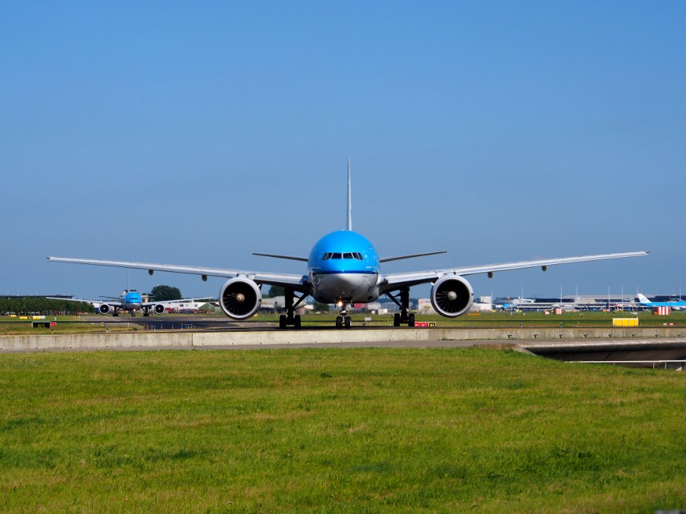 PH-BQI KLM Royal Dutch Airlines Boeing 777-206(ER) - cn 33714 taxiing 18july20113 pic-001
