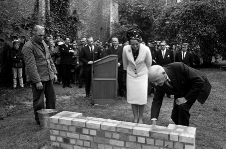 Prinses Beatrix in Brugge, eerste steen gelegd voor de bibliotheek Europacollege, Bestanddeelnr 917-8424