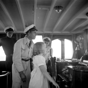 Prinses Beatrix aan het stuurwiel in de stuurhut, Bestanddeelnr 255-7584