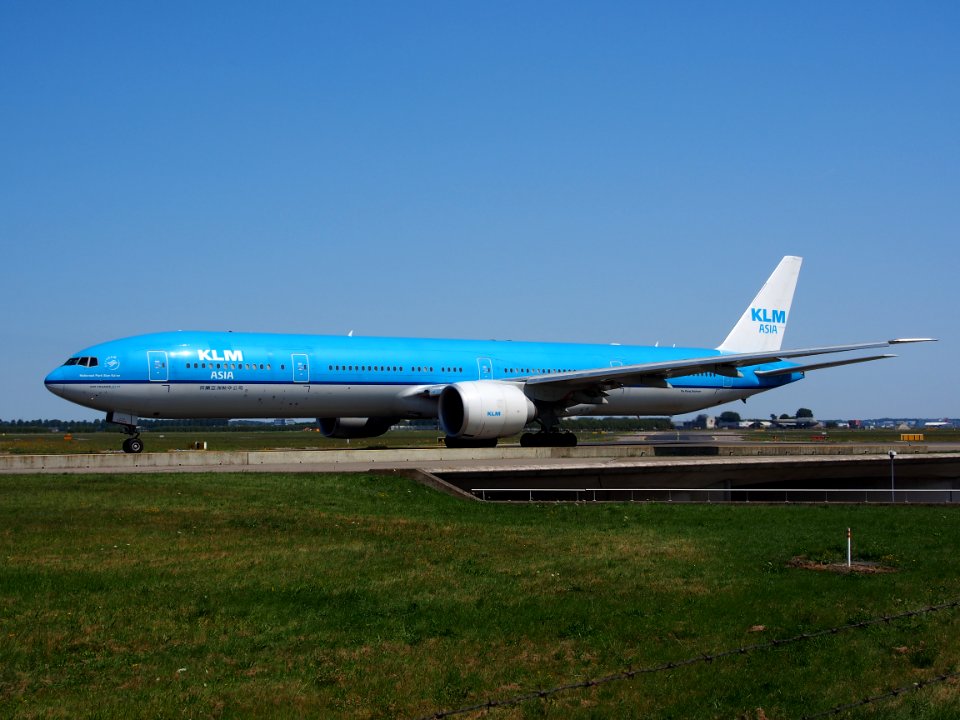 PH-BVC KLM Royal Dutch Airlines Boeing 777-306(ER) - cn 37582 taxiing 21july2013 pic-002