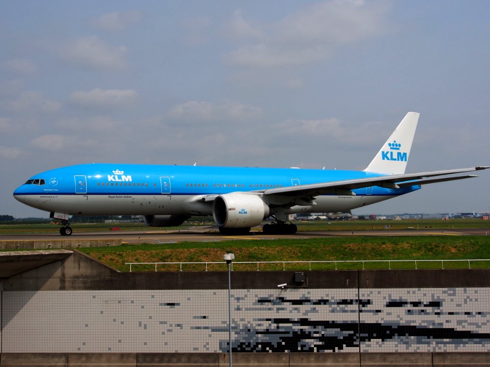 PH-BQC KLM Royal Dutch Airlines Boeing 777-206(ER) - cn 29397 taxiing 14july2013 pic1