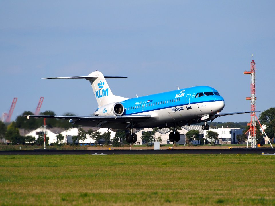 PH-KZD KLM Cityhopper Fokker F70 - cn 11582 landing pic1
