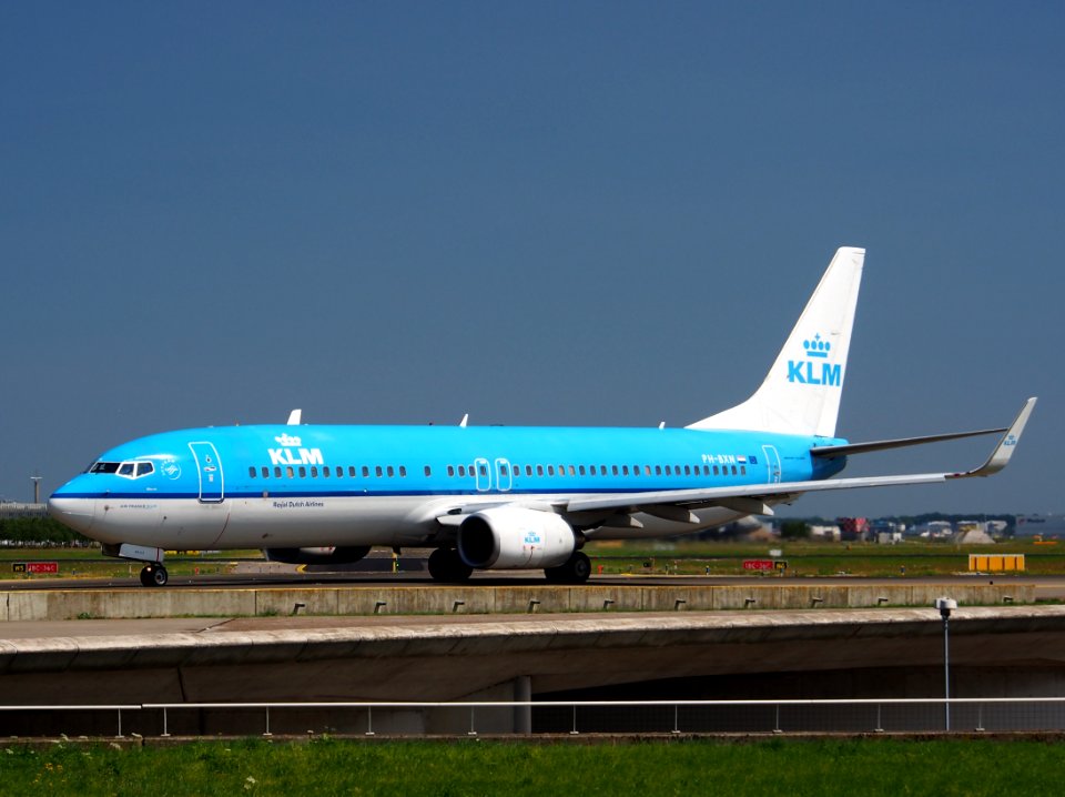 PH-BXN KLM Royal Dutch Airlines Boeing 737-8K2(WL) - cn 30356 taxiing 21July 2013 pic-001