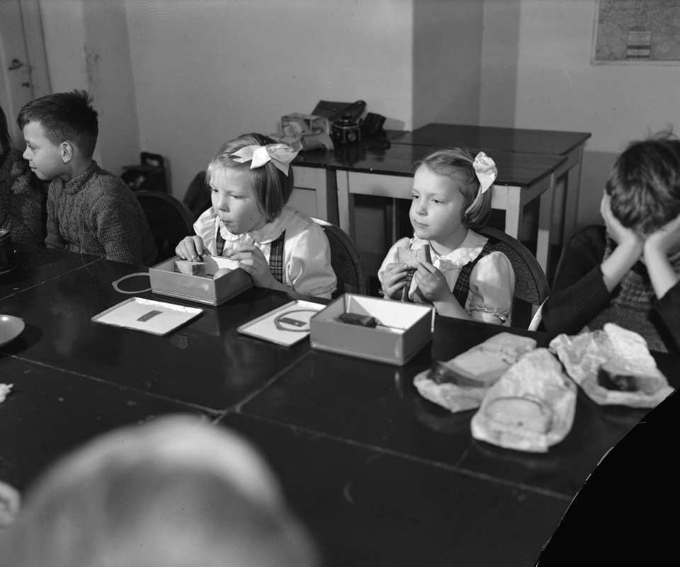 Prinses Beatrix en prinses Irene nuttigen broodmaaltijd op Kindergemeenschap De, Bestanddeelnr 901-5842