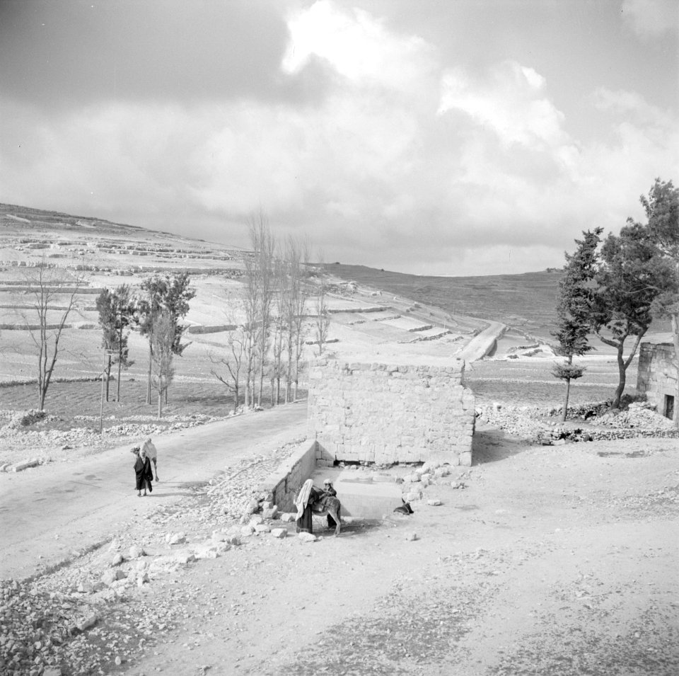 Philip bron langs weg van Bethlehem naar Hebron met een man en kameel en een man, Bestanddeelnr 255-5507