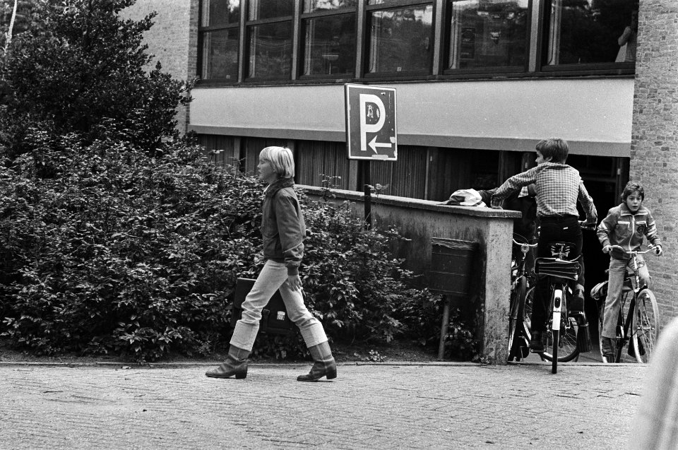 Prins Willem-Alexander (l) verlaat het Baarnsch Lyceum waar hij een introductied, Bestanddeelnr 930-4042