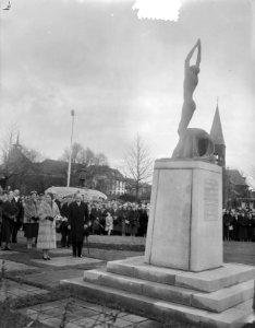 Prinses Beatrix bezoekt Delfzijl. Onthulling monument voor gevallen oud-leerling, Bestanddeelnr 908-1444