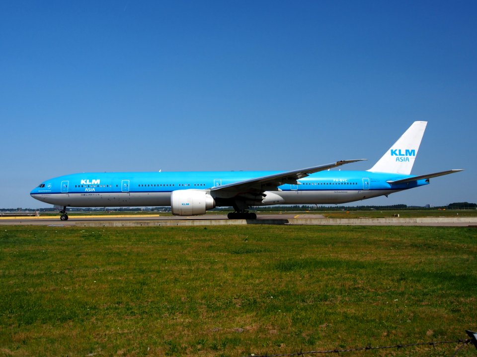 PH-BVC KLM Royal Dutch Airlines Boeing 777-306(ER) - cn 37582 taxiing 21july2013 pic-005