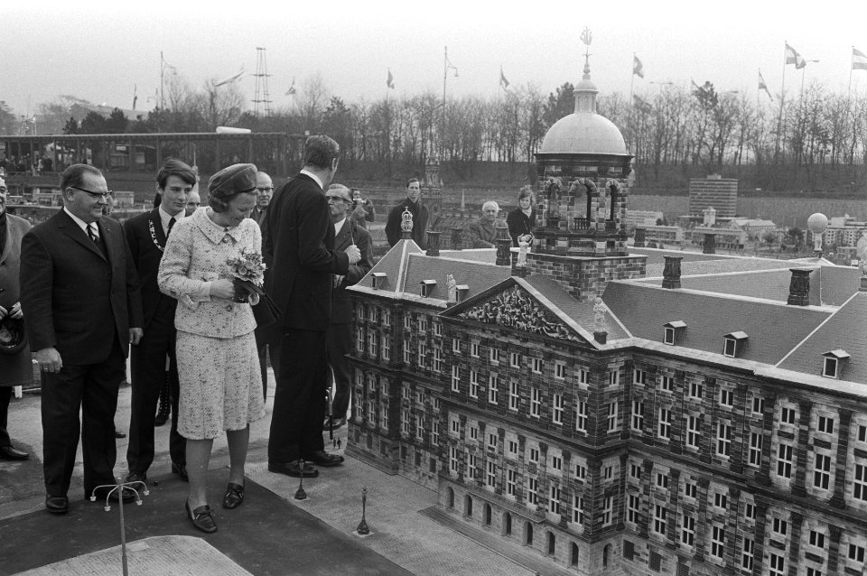 Prinses Beatrix bekijkt een model van het Paleis op de Dam, Bestanddeelnr 924-4094