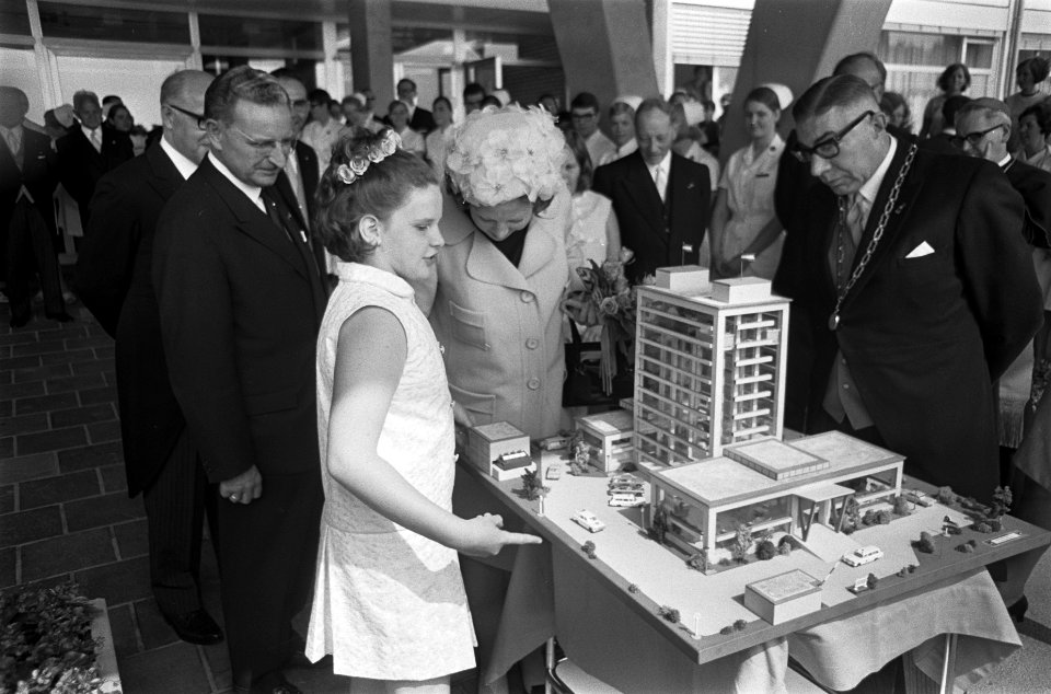 Prinses Beatrix opende ziekenhuis te Heerlen. Prinses Beatrix bij miniatuur ziek, Bestanddeelnr 921-4327
