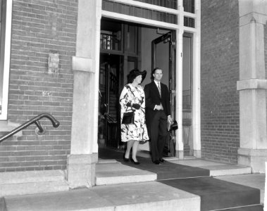 Prinses Beatrix getuige bij het huwelijk van mr C L Baron Harinxma thoe Sloot, Bestanddeelnr 915-2145