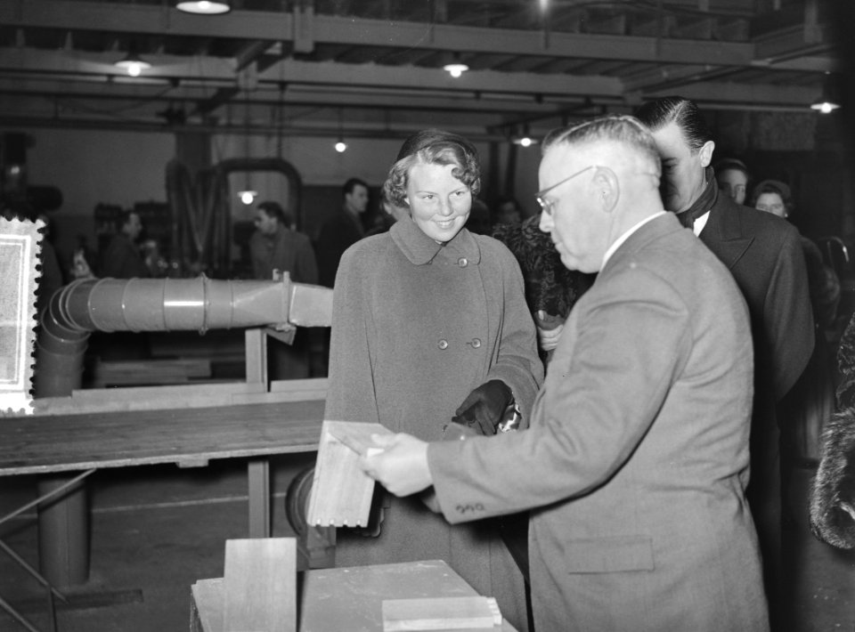 Prinses Beatrix bezoekt de werkplaatsen en de bedrijfsschool van de Nederlandse , Bestanddeelnr 906-9434