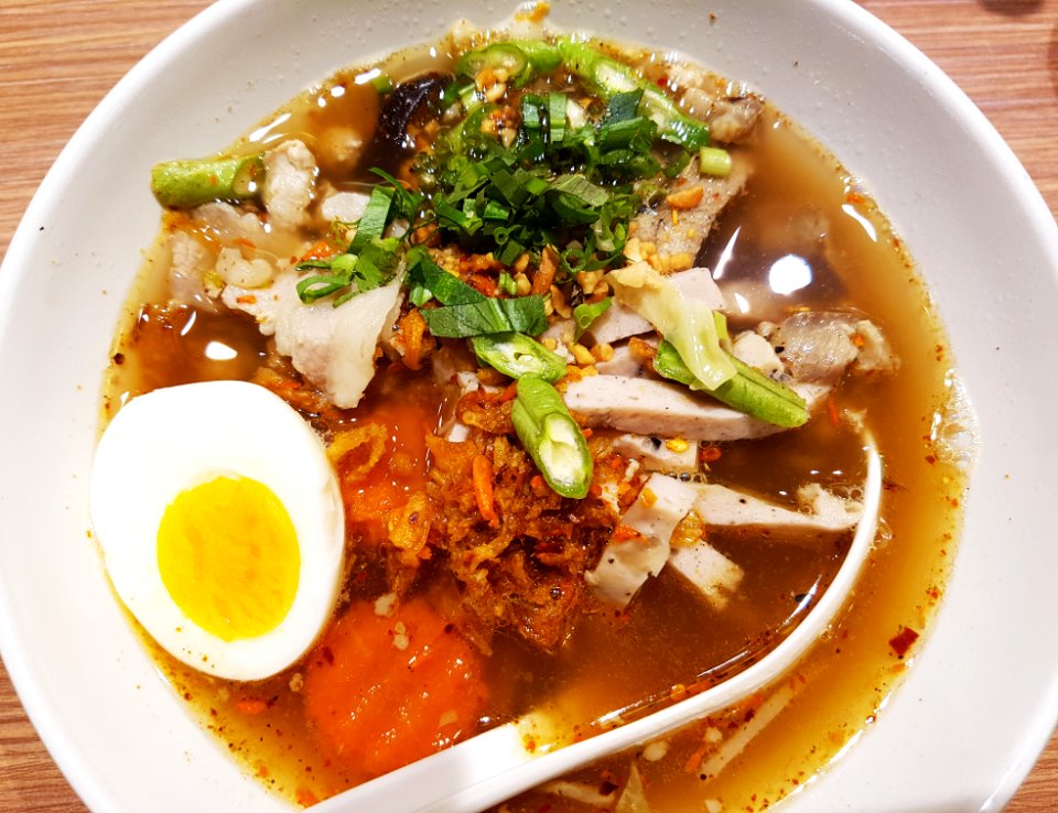 Pho noodles in tomyam soup, Bangkok, 2017-11-12 (3)